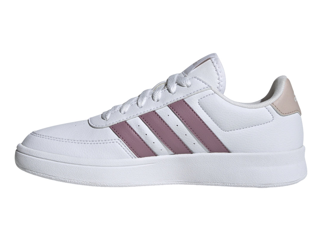 Tenis Adidas blancos con tres franjas moradas y detalle beige en el talón.