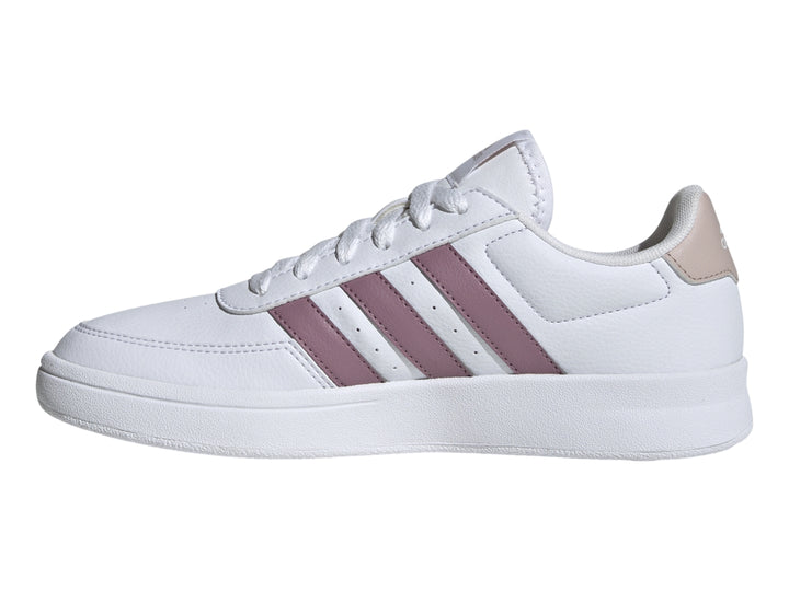 Tenis Adidas blancos con tres franjas moradas y detalle beige en el talón.