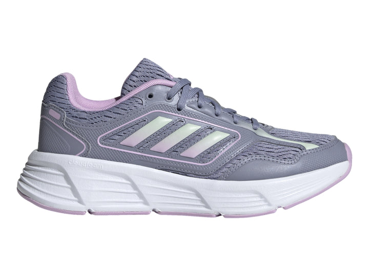 Tenis deportivos Adidas color morado con suela blanca y franjas claras laterales.