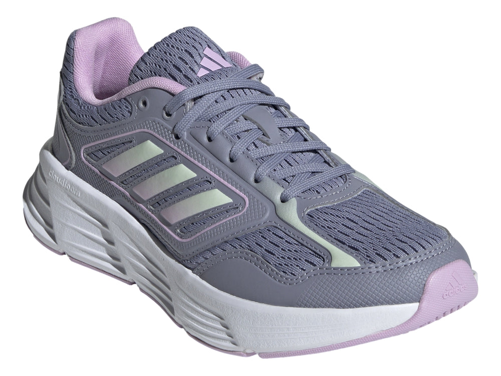 Tenis deportivos Adidas color morado con suela blanca y franjas claras laterales.