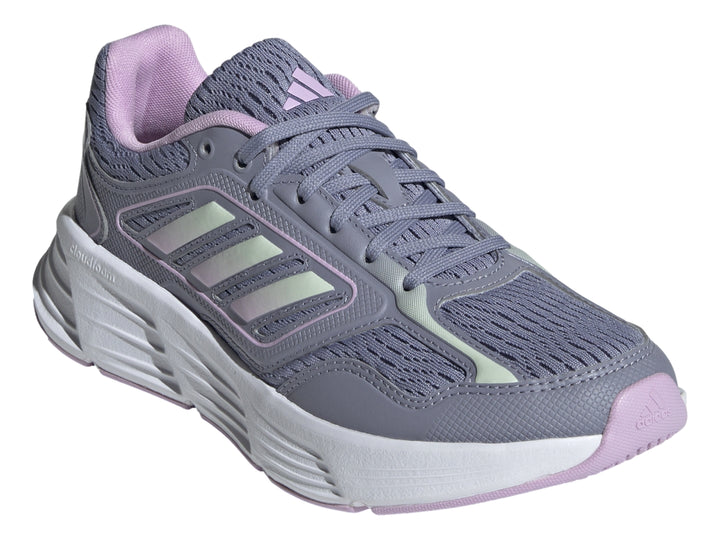Tenis deportivos Adidas color morado con suela blanca y franjas claras laterales.