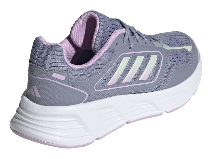 Tenis deportivos Adidas color morado con suela blanca y franjas claras laterales.