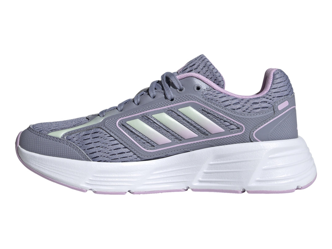 Tenis deportivos Adidas color morado con suela blanca y franjas claras laterales.