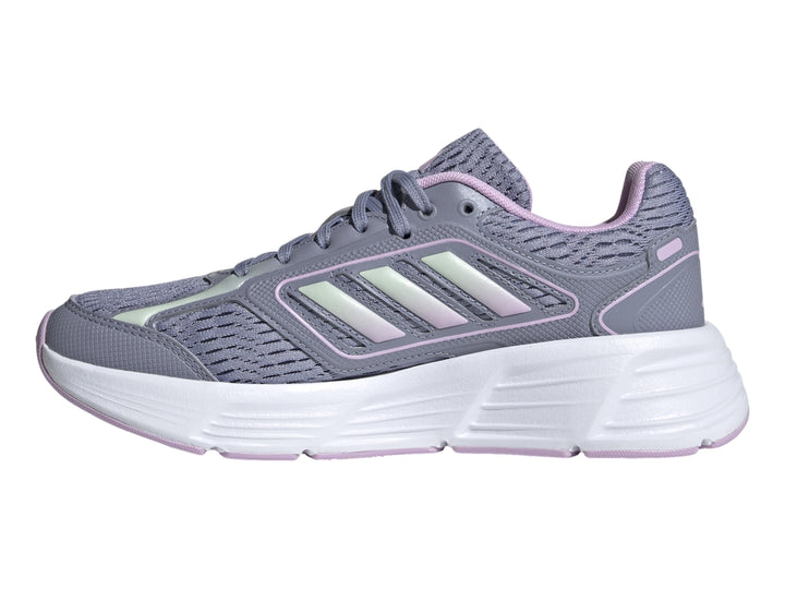 Tenis deportivos Adidas color morado con suela blanca y franjas claras laterales.