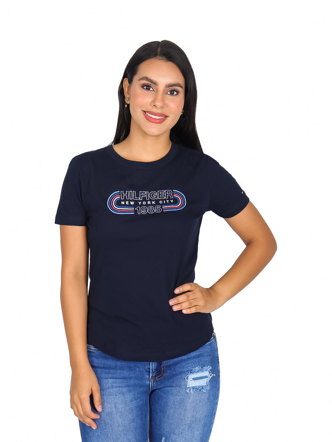 Mujer vistiendo una camiseta azul marino de manga corta con estampado de Tommy Hilfiger en el pecho.