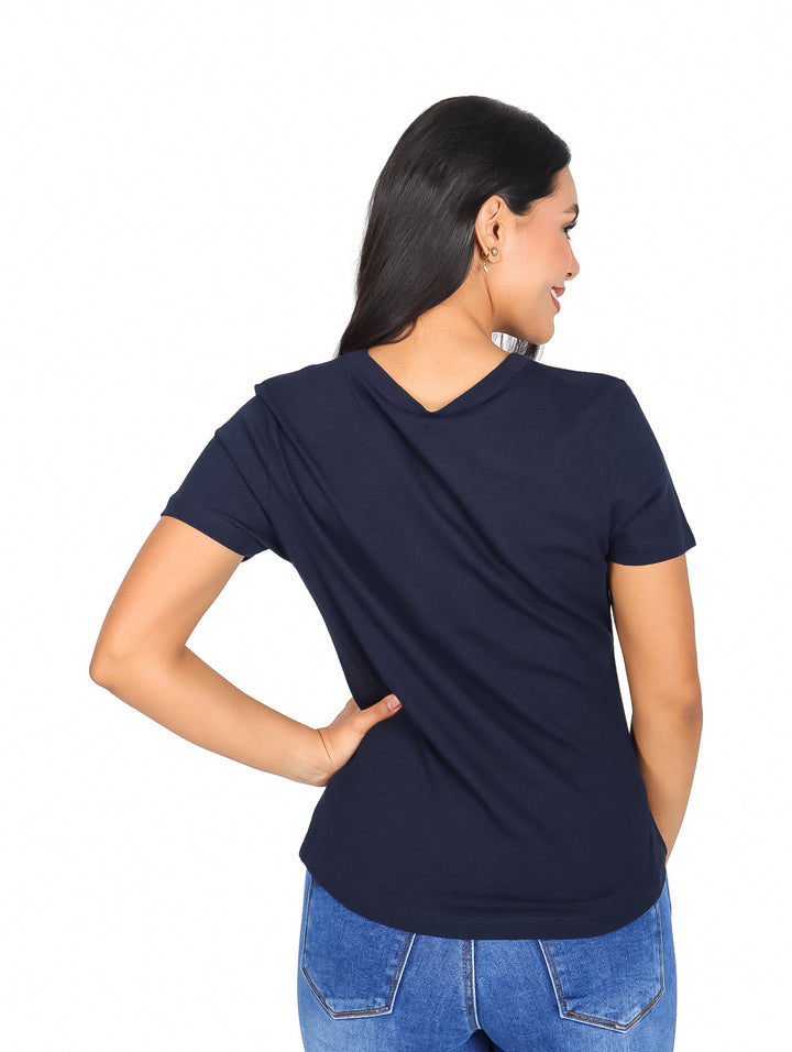 Mujer vistiendo una camiseta azul marino de manga corta con estampado de Tommy Hilfiger en el pecho.