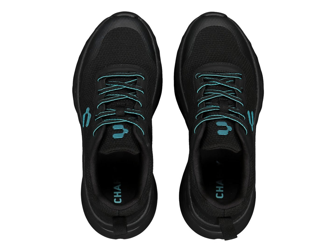 Tenis deportivos Charly color negro con detalles y logo en color turquesa.