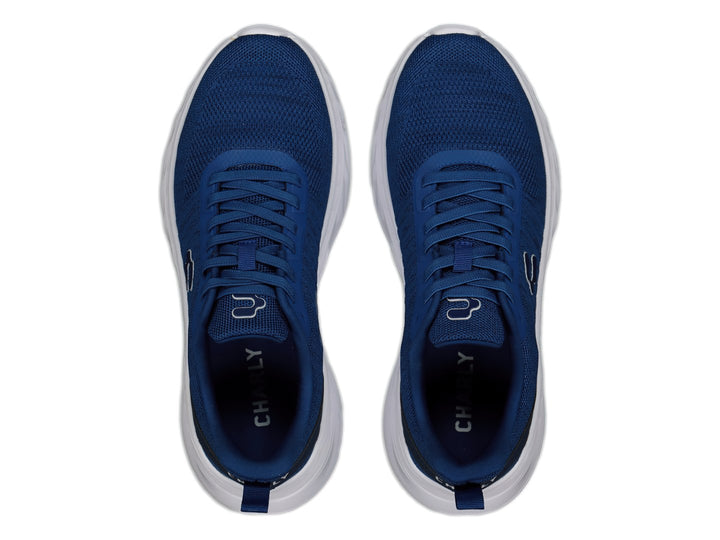 Tenis deportivos Charly en color azul marino con suela blanca y agujetas coordinadas.