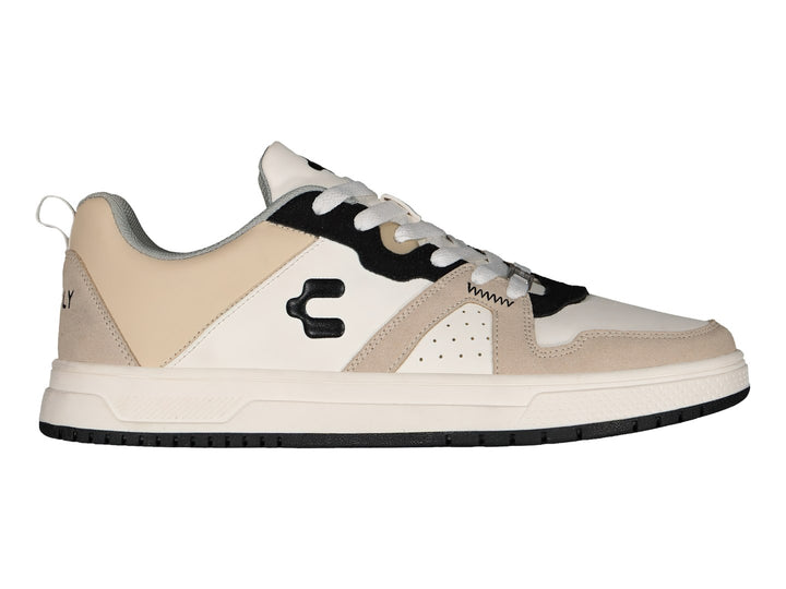 Tenis deportivos Charly en colores blanco, beige y negro con suela blanca y cordones.