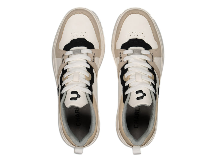 Tenis deportivos Charly en colores blanco, beige y negro con suela blanca y cordones.