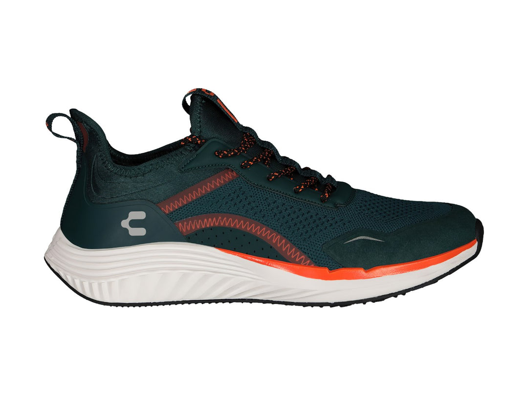 Tenis deportivos Charly color verde oscuro con detalles en naranja y suela blanca.