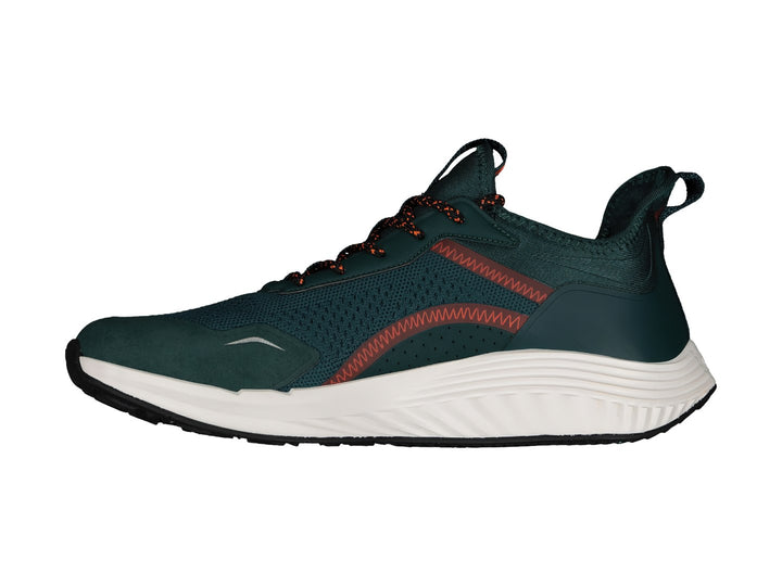 Tenis deportivos Charly color verde oscuro con detalles en naranja y suela blanca.