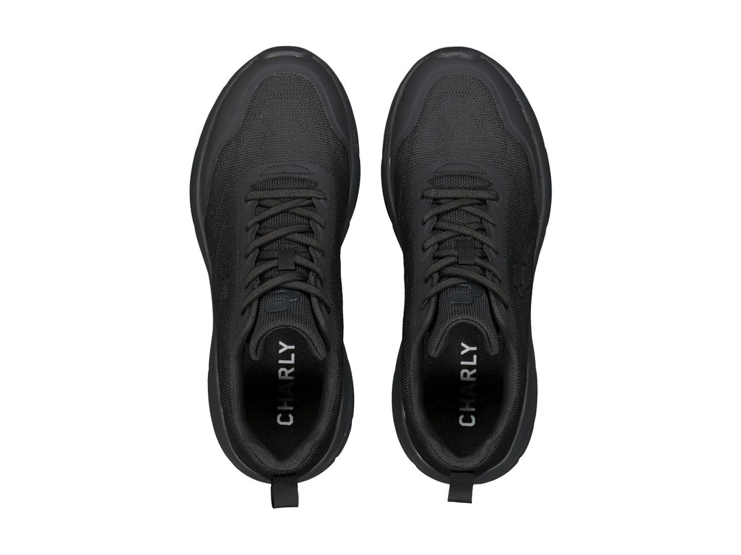Tenis deportivos Charly en color negro con suela gruesa y parte superior de malla transpirable.