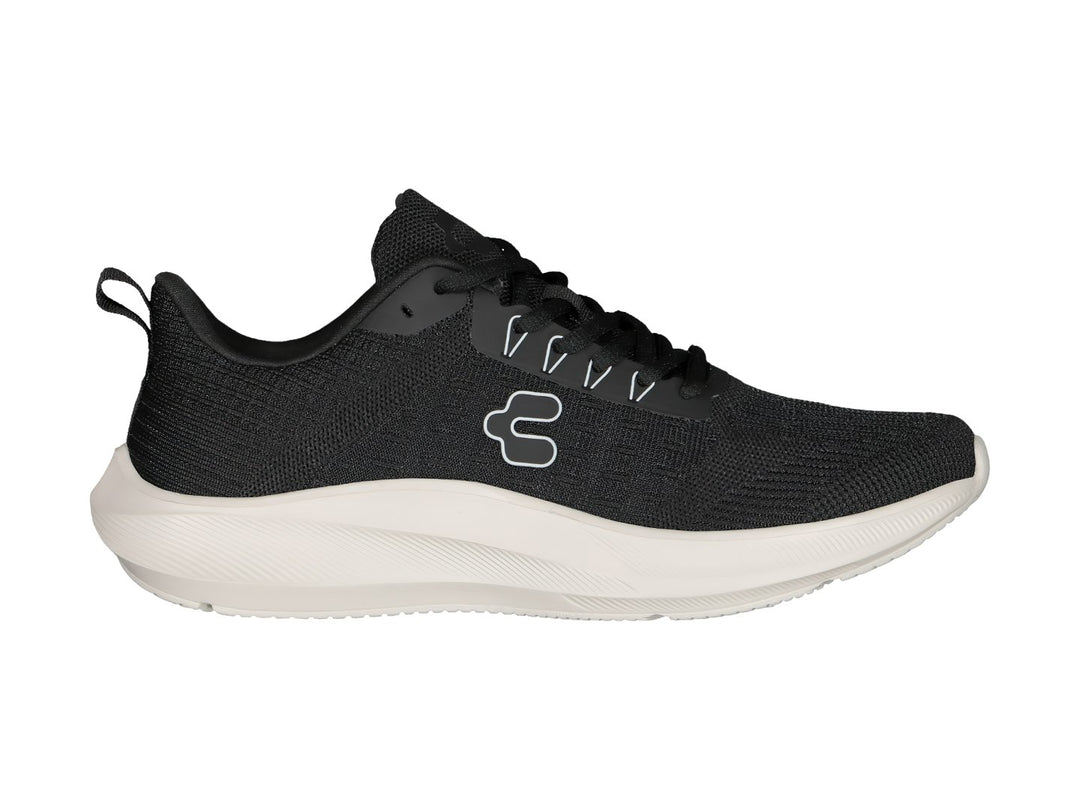 Tenis deportivos Charly de color negro con suela blanca y logotipo blanco en el lateral.