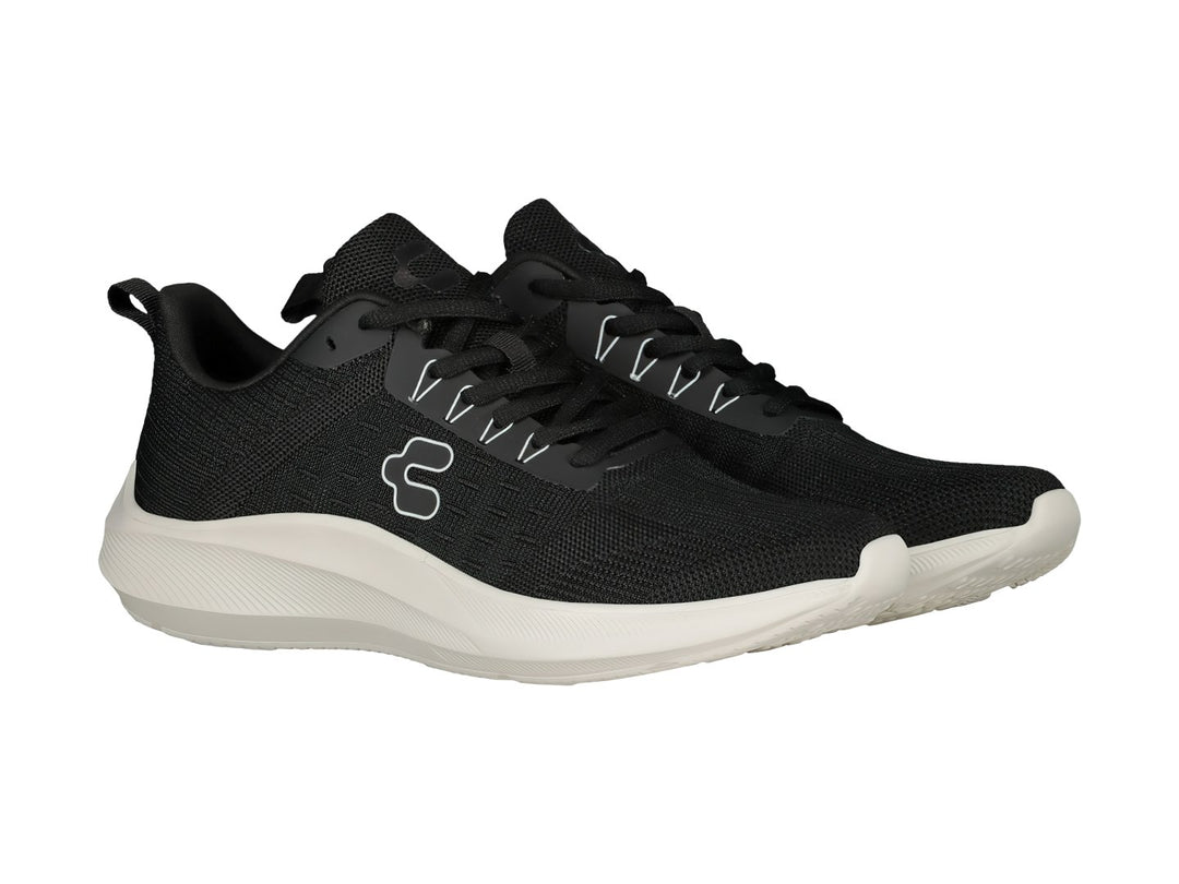 Tenis deportivos Charly de color negro con suela blanca y logotipo blanco en el lateral.