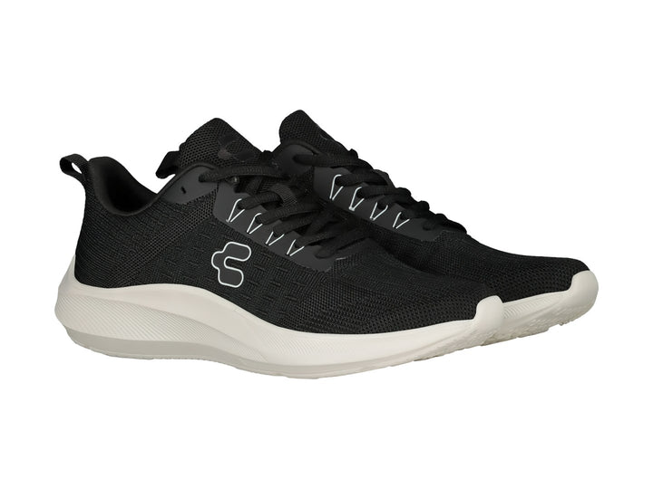 Tenis deportivos Charly de color negro con suela blanca y logotipo blanco en el lateral.