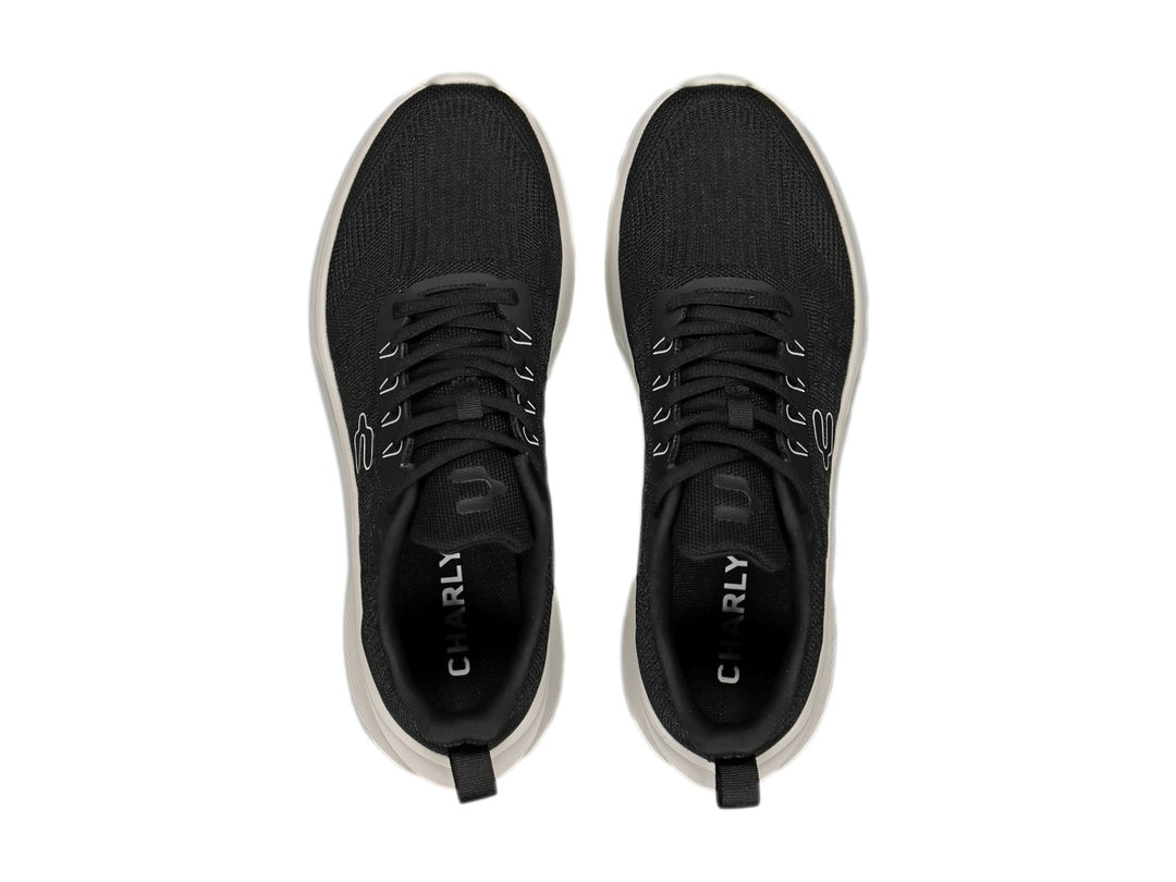 Tenis deportivos Charly de color negro con suela blanca y logotipo blanco en el lateral.