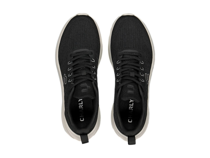 Tenis deportivos Charly de color negro con suela blanca y logotipo blanco en el lateral.