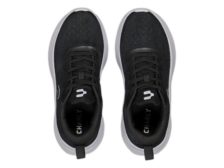 Tenis deportivos Charly color negro con suela blanca y logotipo lateral blanco.