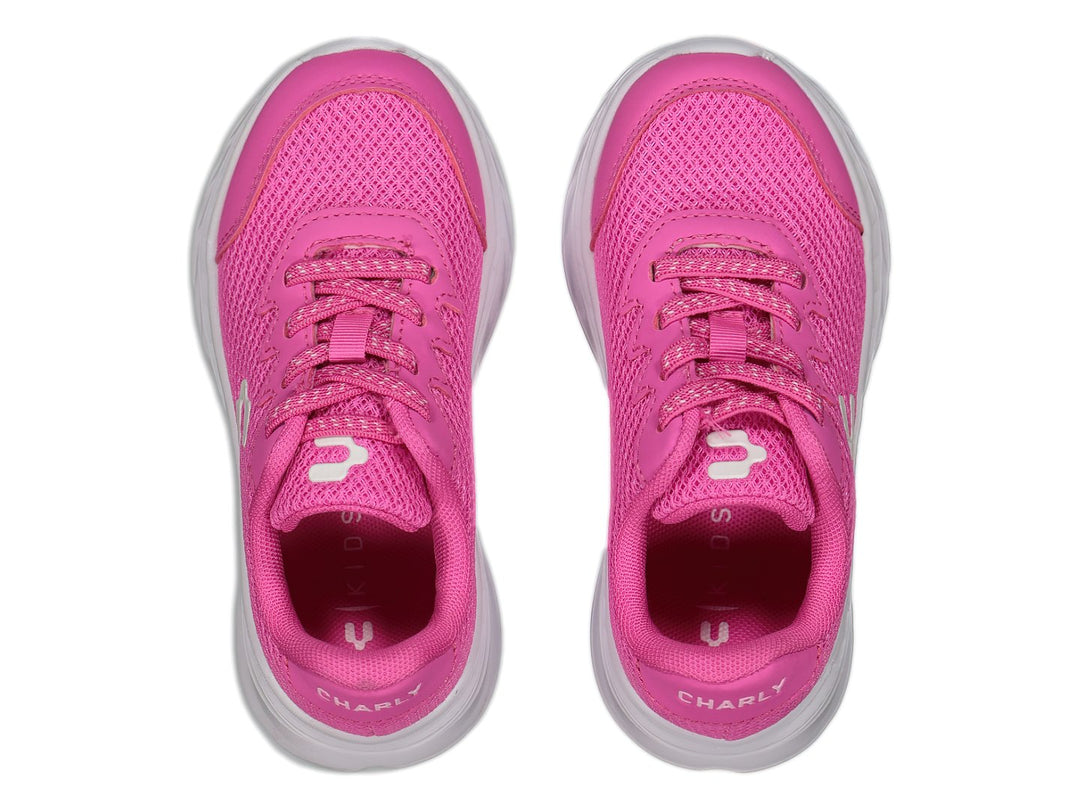Tenis deportivos Charly en color rosa fucsia con suela blanca y tejido de malla transpirable.