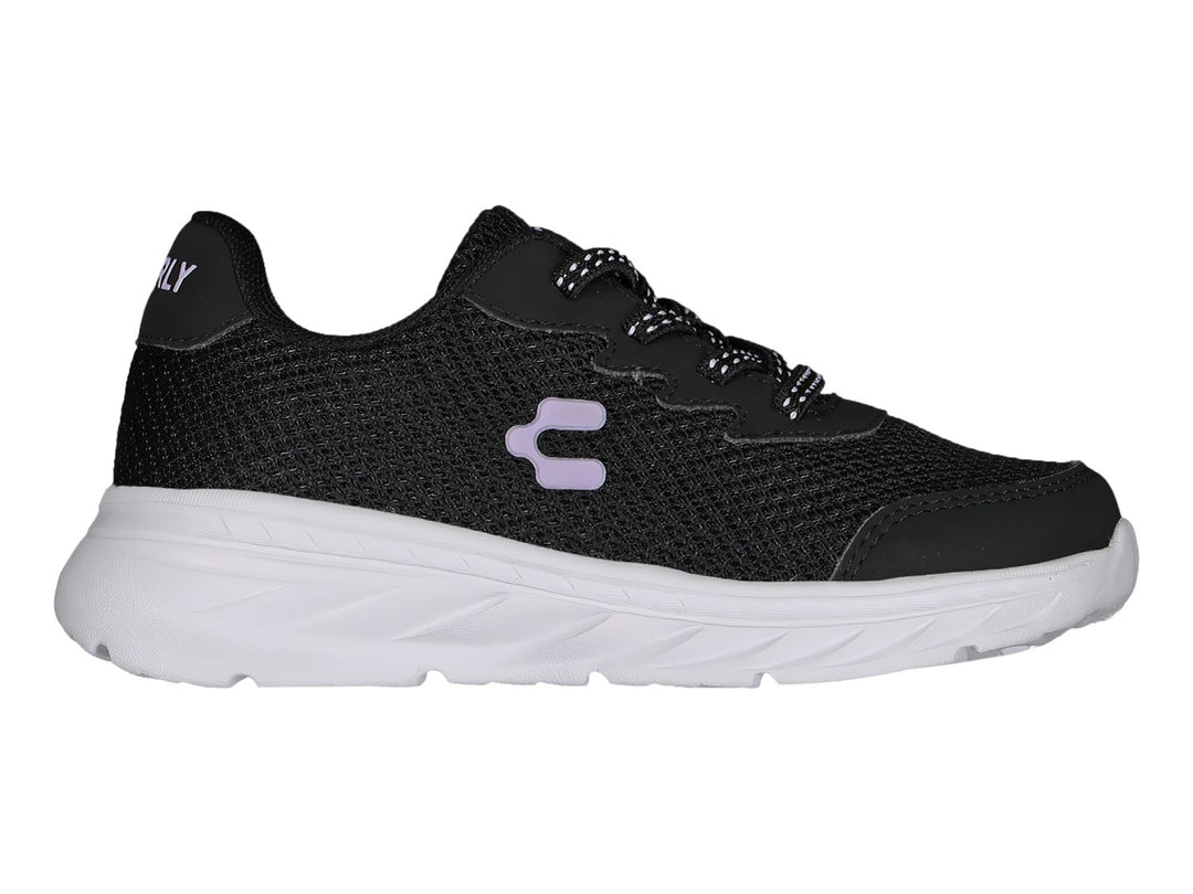 Tenis deportivos Charly de color negro con suela blanca y tejido transpirable.
