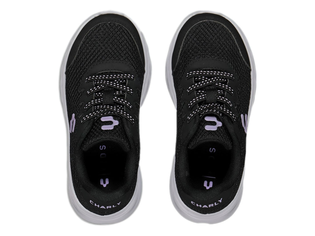 Tenis deportivos Charly de color negro con suela blanca y tejido transpirable.