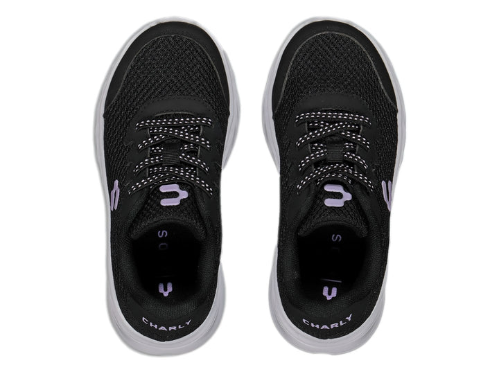 Tenis deportivos Charly de color negro con suela blanca y tejido transpirable.