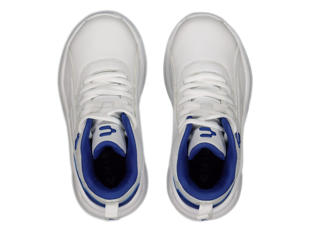 Tenis de baloncesto Charly color blanco con detalles en azul rey y corte alto.