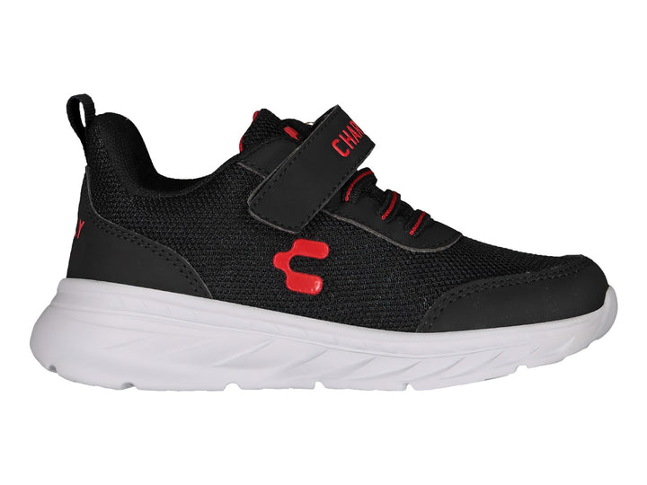 Tenis deportivos Charly para niño en color negro con suela blanca y detalles en rojo, cierre de velcro y agujetas.