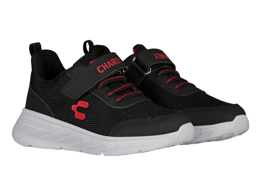 Tenis deportivos Charly para niño en color negro con suela blanca y detalles en rojo, cierre de velcro y agujetas.