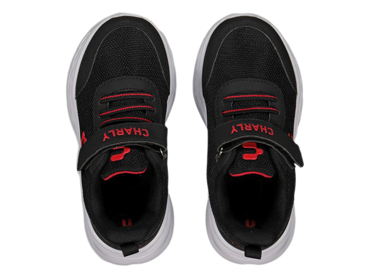 Tenis deportivos Charly para niño en color negro con suela blanca y detalles en rojo, cierre de velcro y agujetas.