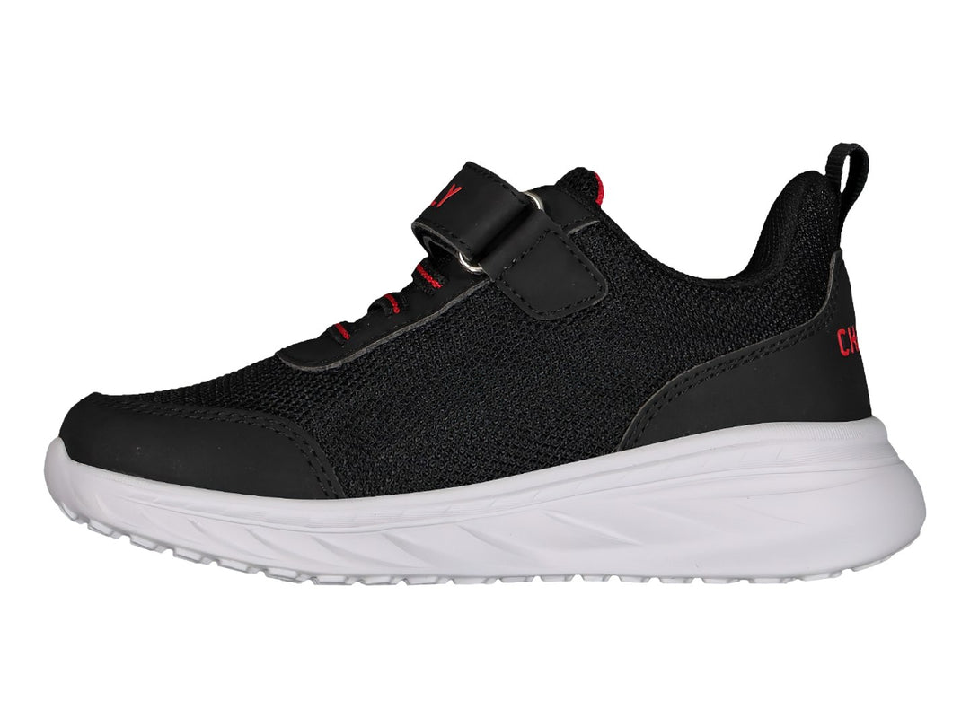 Tenis deportivos Charly para niño en color negro con suela blanca y detalles en rojo, cierre de velcro y agujetas.
