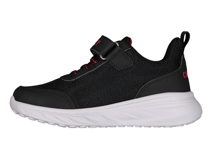 Tenis deportivos Charly para niño en color negro con suela blanca y detalles en rojo, cierre de velcro y agujetas.