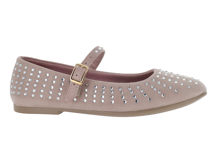 Zapato plano color beige con detalles de brillantes y correa con hebilla.