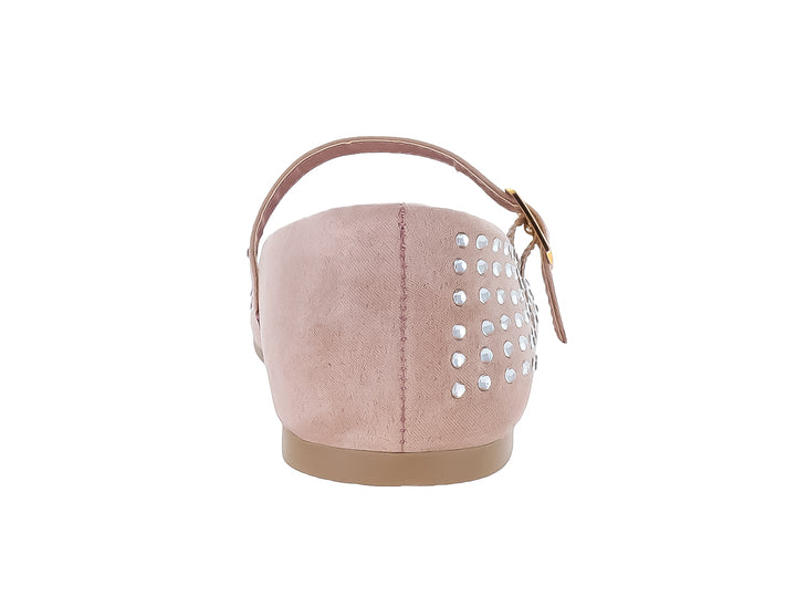 Zapato plano color beige con detalles de brillantes y correa con hebilla.