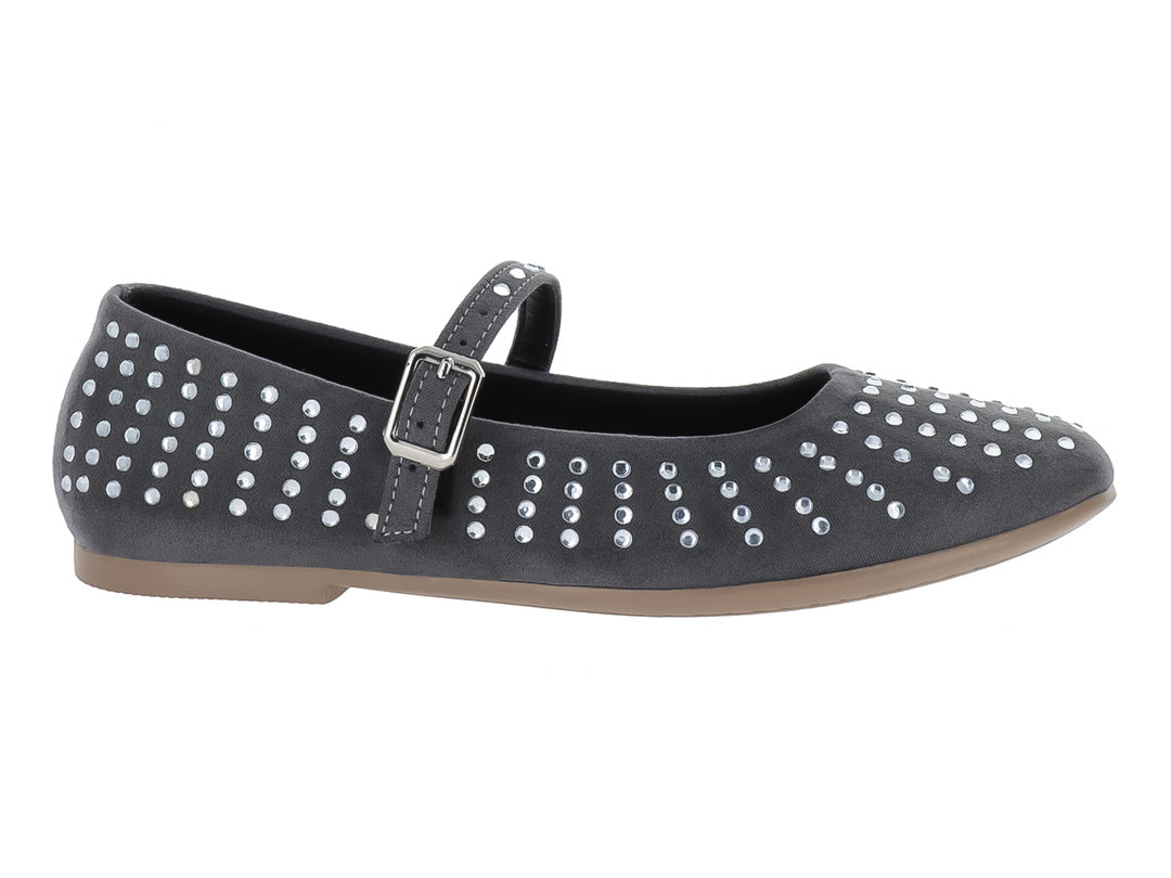 Zapato plano gris tipo balerina con detalles de tachuelas plateadas y correa ajustable con hebilla.