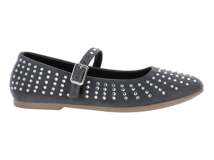 Zapato plano gris tipo balerina con detalles de tachuelas plateadas y correa ajustable con hebilla.