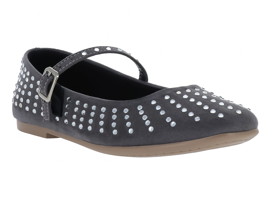 Zapato plano gris tipo balerina con detalles de tachuelas plateadas y correa ajustable con hebilla.