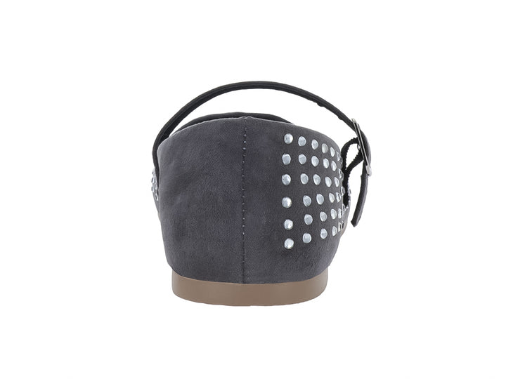 Zapato plano gris tipo balerina con detalles de tachuelas plateadas y correa ajustable con hebilla.
