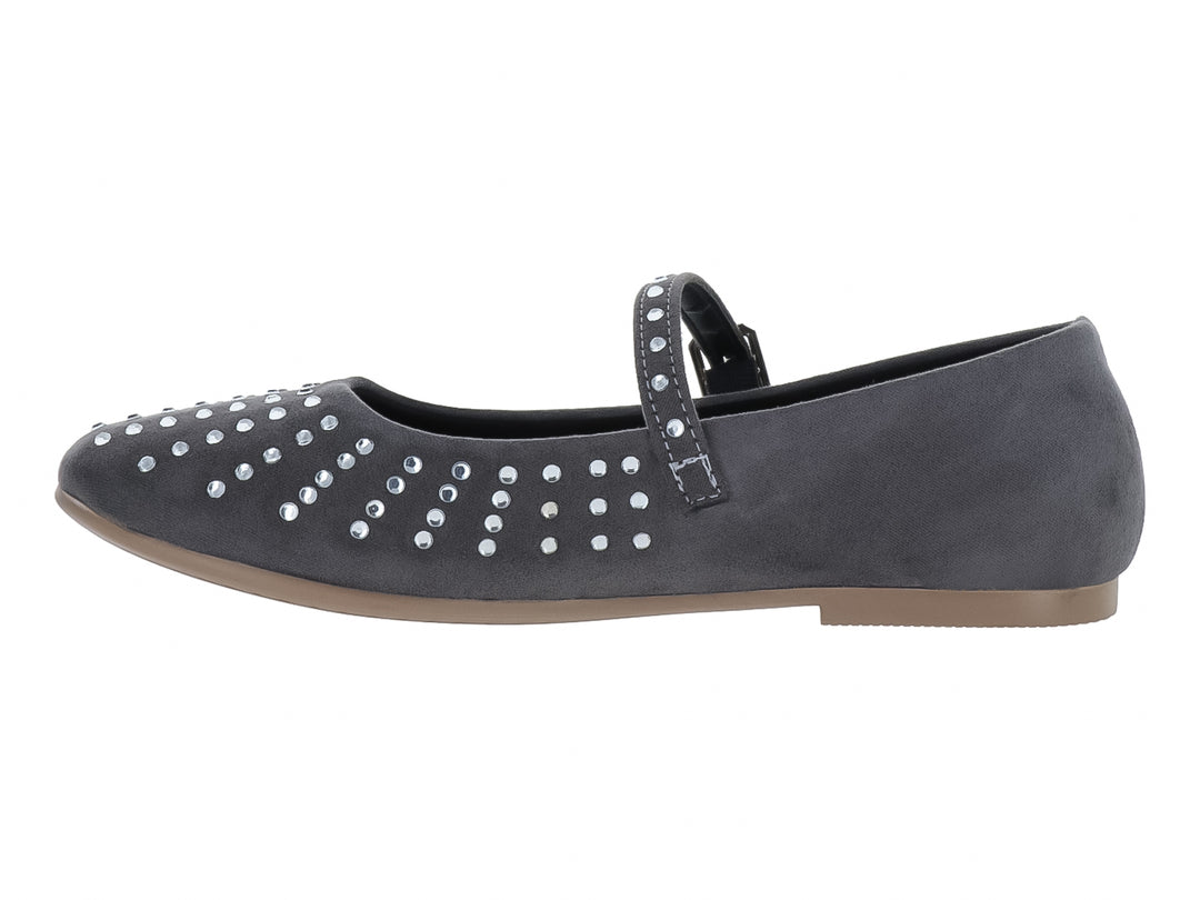 Zapato plano gris tipo balerina con detalles de tachuelas plateadas y correa ajustable con hebilla.