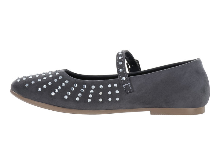 Zapato plano gris tipo balerina con detalles de tachuelas plateadas y correa ajustable con hebilla.