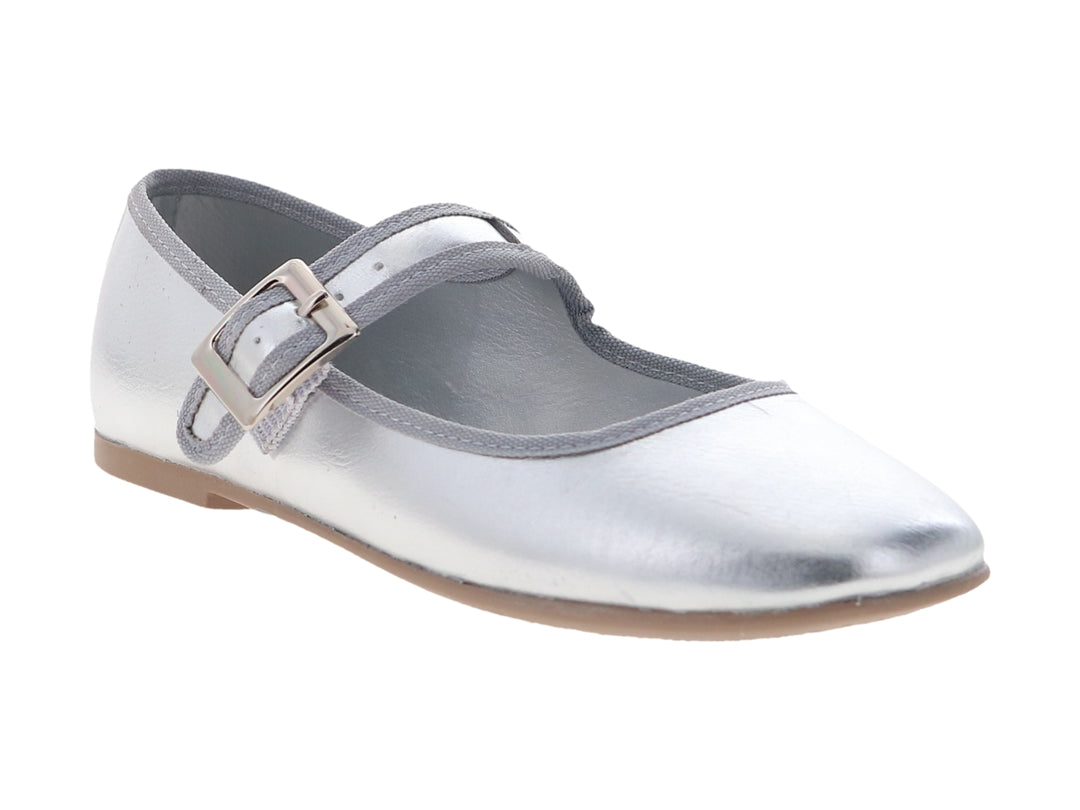 Zapato plano color plata metálico con correa y hebilla para Niña.