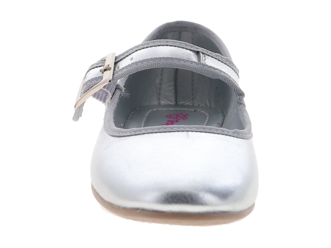 Zapato plano color plata metálico con correa y hebilla para Niña.