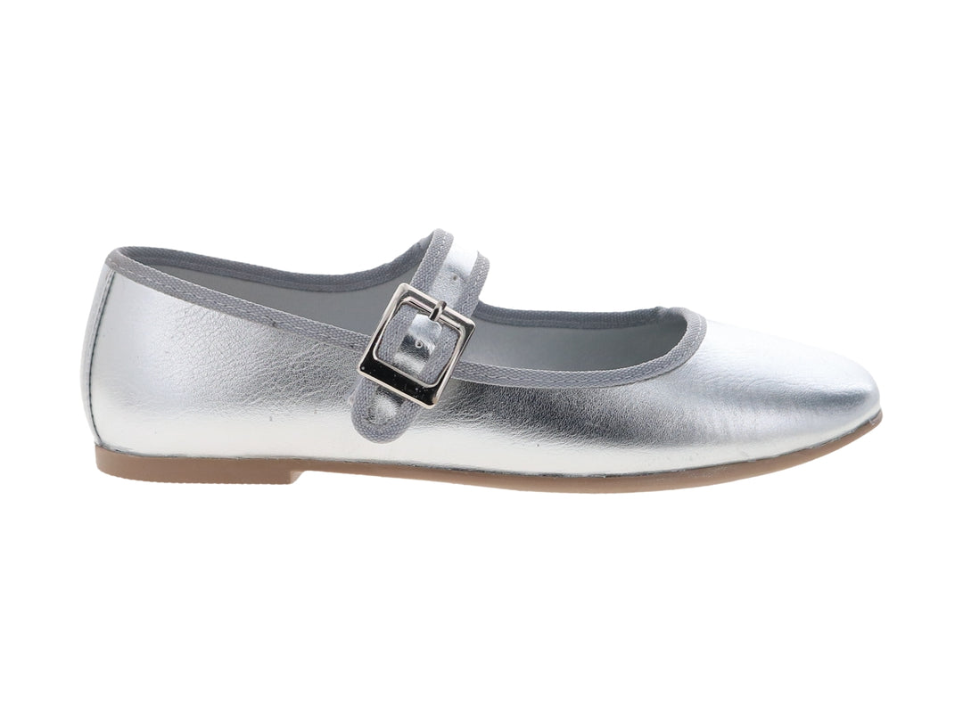Zapato plano color plata metálico con hebilla decorativa y acabado brillante.