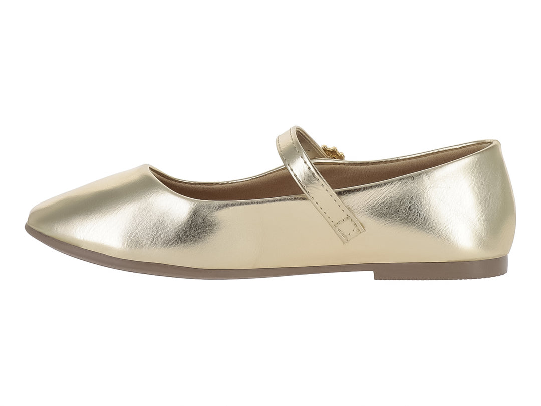 Zapato plano color oro metálico para niña con correa y hebilla decorativa.