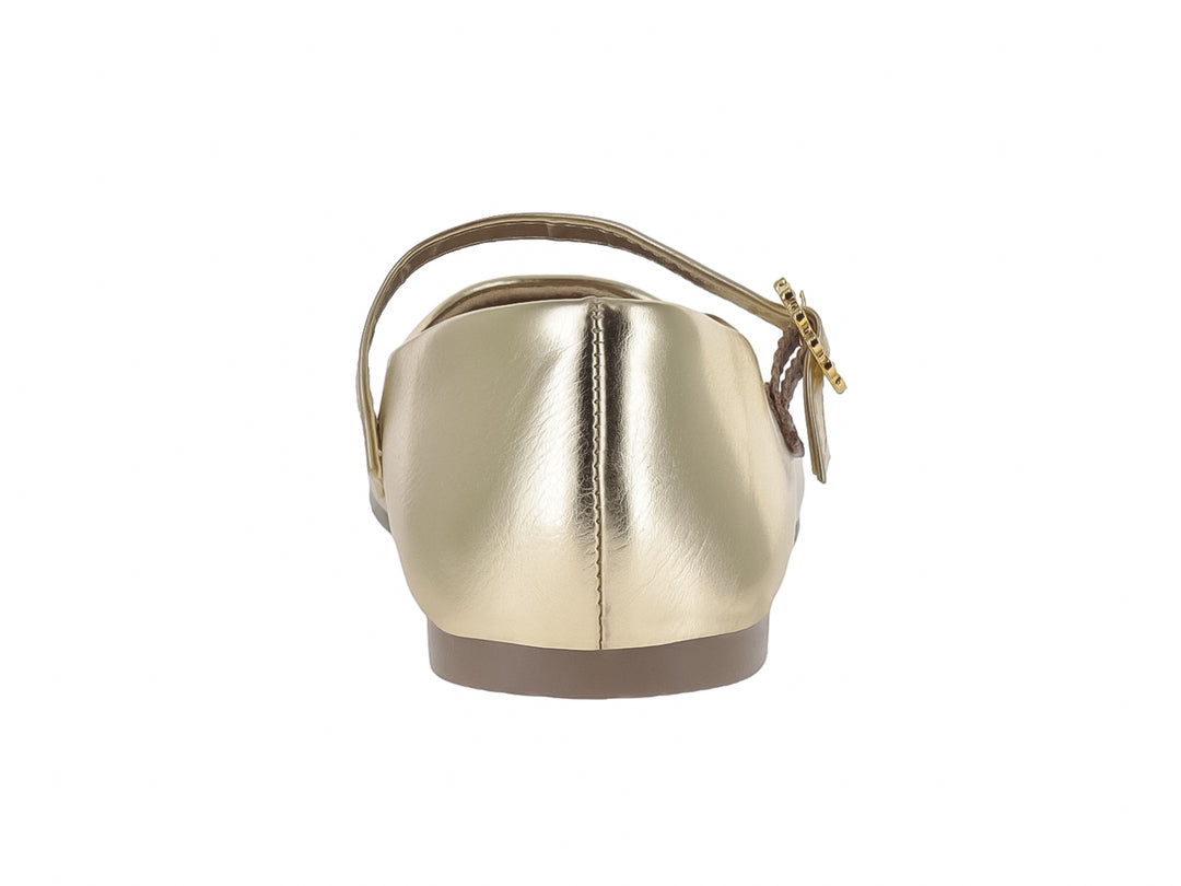 Zapato plano dorado metálico para niña con correa y hebilla decorativa.