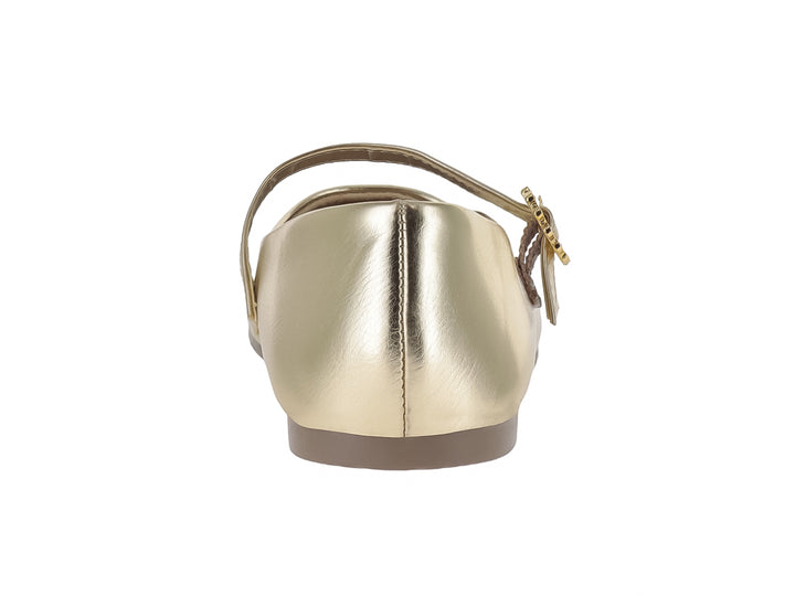 Zapato plano dorado metálico para niña con correa y hebilla decorativa.