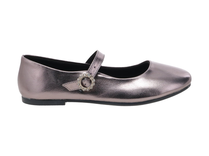 Zapato plano gris metálico para niña con correa y hebilla decorada con brillantes.