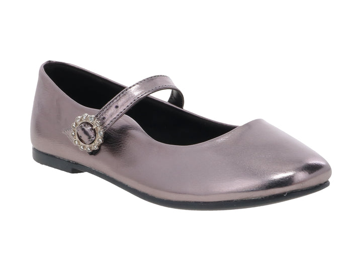 Zapato plano gris metálico para niña con correa y hebilla decorada con brillantes.