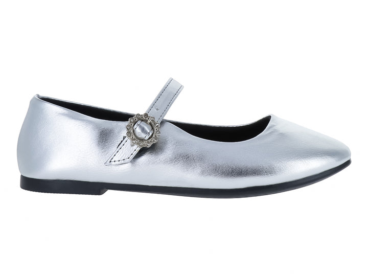 Zapato plano color plata metálico con correa y hebilla decorativa.